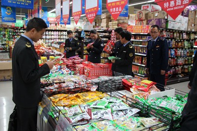 波密县商务局积极参与节假日食品流通安全管理检查工作